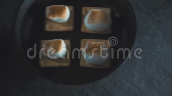 带有热饼干和棉花糖的铸铁煎锅视频的预览图