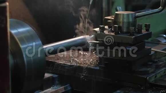 车床手柄切割机工厂的金属盘视频的预览图