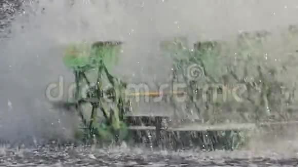 黑色水中桨轮曝气器的慢速运动视频的预览图