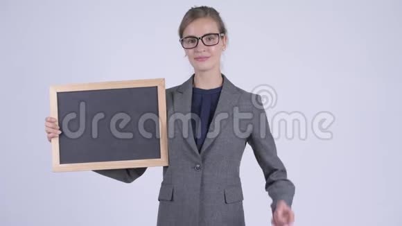 年轻快乐的女商人举着黑板竖起大拇指视频的预览图