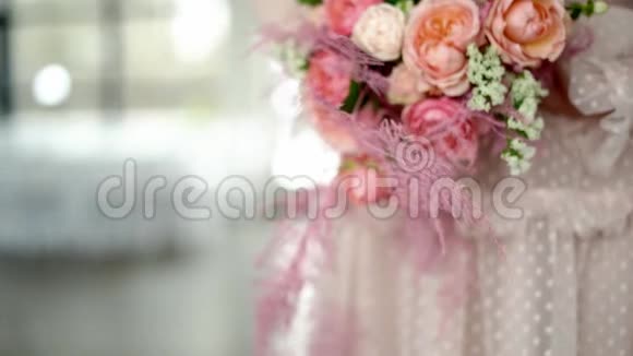 新娘手中的一束玫瑰和珊瑚色的珠宝视频的预览图