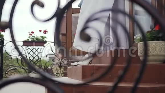 婚礼白色的鞋子在私人住宅的楼梯上婚礼日夏日的微风视频的预览图
