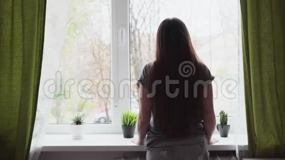 女人看着窗外视频的预览图