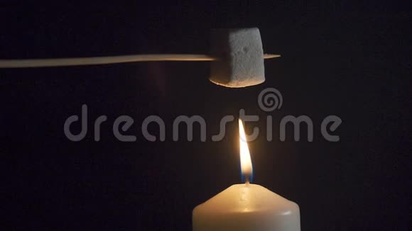 在蜡烛火焰上煎棉花糖视频的预览图