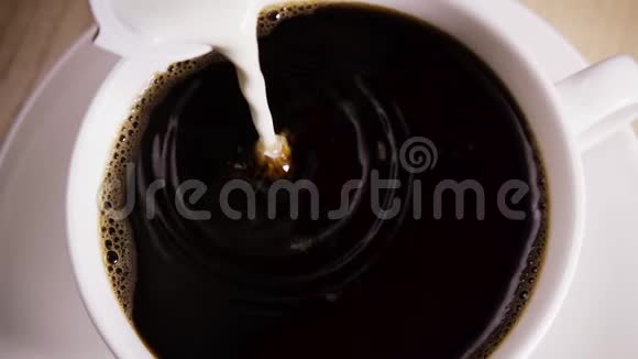 慢动作奶油倒入咖啡杯中视频的预览图