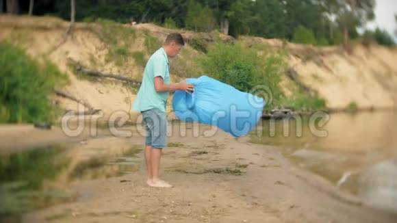 一个男人在海边的充气床垫上充气视频的预览图