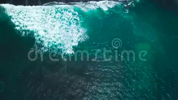 西班牙加那利群岛特内里费海岸附近大西洋海面上的海浪和两个冲浪者的俯视图视频的预览图