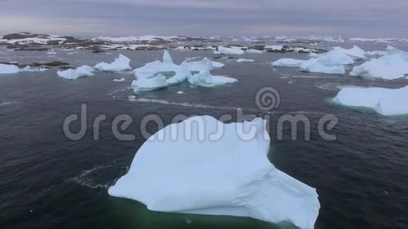 冰山漂浮在岛屿周围安德列夫视频的预览图