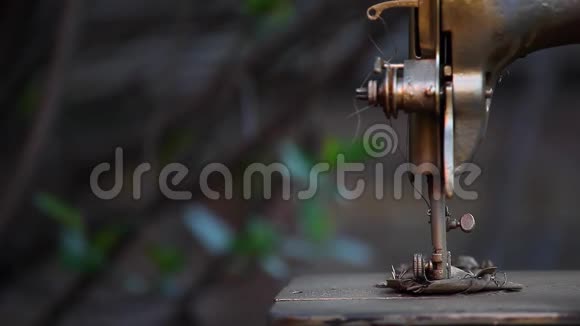 老式金属缝纫机夏季花园视频的预览图