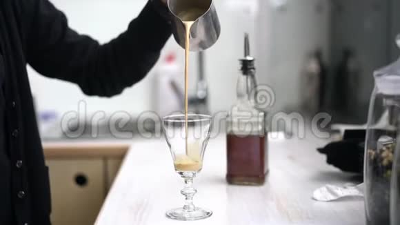 咖啡师把咖啡和牛奶倒入玻璃杯中视频的预览图