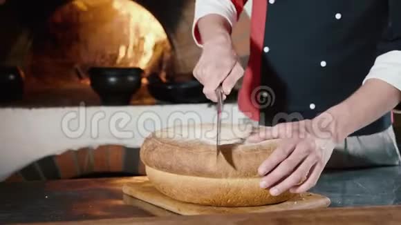 厨师在商业厨房切面包背景是壁炉视频的预览图