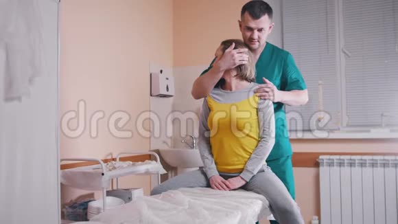手动治疗师按摩一个年轻女人扭脖子视频的预览图