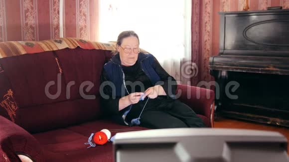 老太太在沙发上看电视穿羊毛袜子视频的预览图