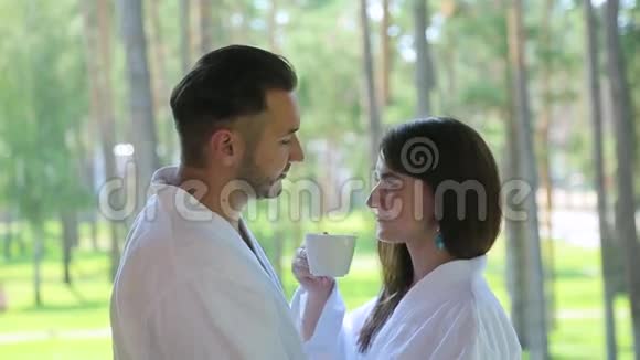 两个人在浴袍里喝咖啡视频的预览图