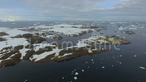 从船的高度看山脉和冰川之间安德列夫视频的预览图