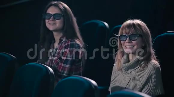 女人正在电影院看喜剧视频的预览图