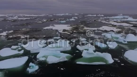 冰山漂浮在岩石附近安德列夫视频的预览图