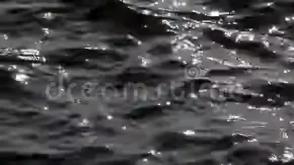 美丽的海景阳光在波浪状的水面上闪闪发光视频的预览图