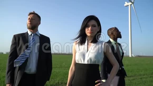 一个穿着商务服的女孩在黑人和白人附近迷惑的样子视频的预览图