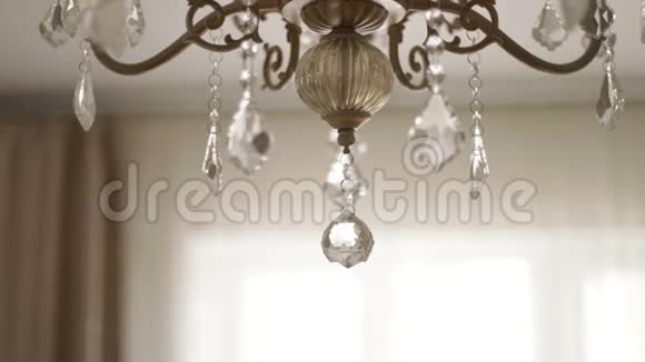 房子的房间里挂着漂亮的吊灯视频的预览图