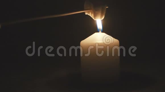 在点燃的蜡烛上烤棉花糖视频的预览图