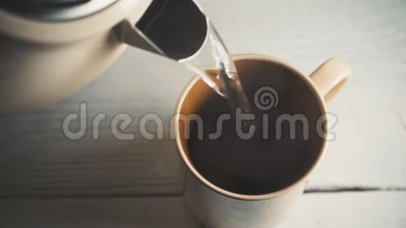 用水壶里的热水将咖啡倒入陶瓷杯视频的预览图