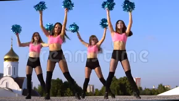 啦啦队长女孩带着浮夸在户外天空中跳舞视频的预览图