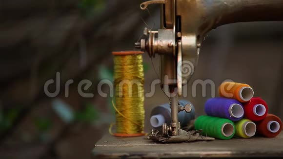 老式金属缝纫机夏季花园视频的预览图