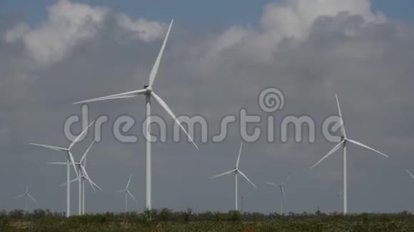 生态动力多云天空的风力涡轮机视频的预览图