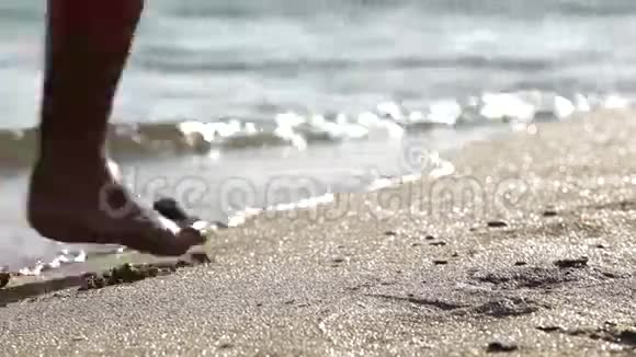 光着脚在海滩上散步视频的预览图