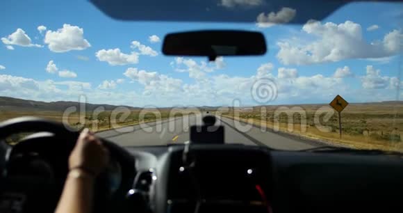 在风景优美的美国高速公路上行驶视频的预览图