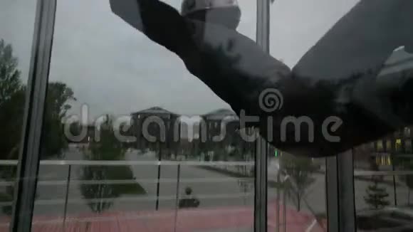 专业跳伞运动员在风洞中表演特技表演极端跳伞视频的预览图