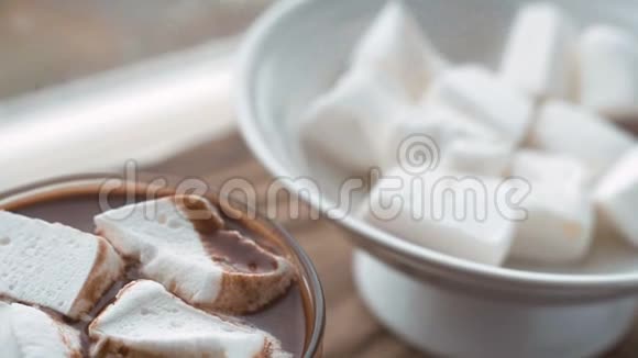 棉花糖放在可可碗里陶瓷碗放在木制窗台上视频的预览图