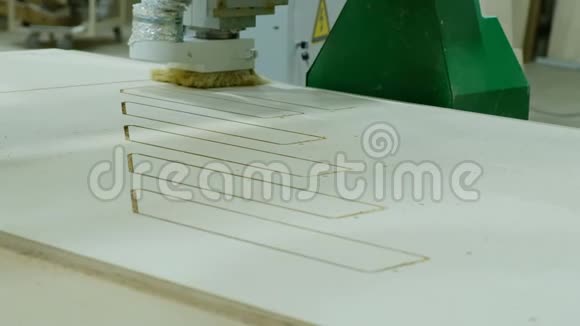 现代木工机械在行动从胶合板上切出卷曲的碎片木制家具的生产视频的预览图