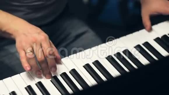 弹钢琴上景视频的预览图