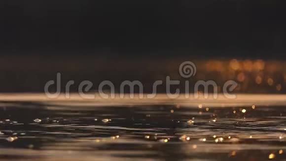 两只雄性手指在懒洋洋的湖面上滑稽地奔跑视频的预览图