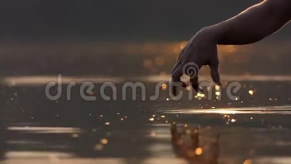 两个雄性手指在湖面上滑稽地跳跃视频的预览图