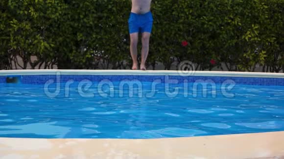 男子跳入热带岛屿酒店游泳池视频的预览图