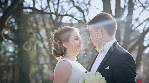 美丽的婚礼公园里的年轻夫妇视频的预览图
