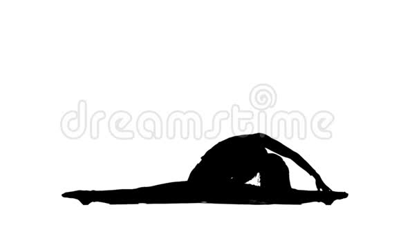 体操运动员坐在一根绳子上剪影白色背景慢动作视频的预览图