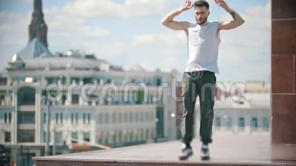年轻时尚的男子纹身自由式舞蹈站在市中心的背景视频的预览图