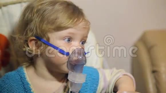 使用吸入面罩雾化器的漂亮一岁儿童视频的预览图