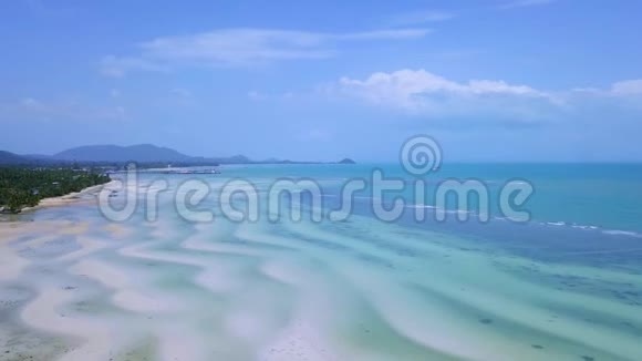 带白色海滩和浅绿色海的热带岛屿海岸线鸟瞰图视频的预览图