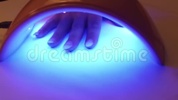 慢速相机紫外线灯胶抛光指甲工艺在美容院视频的预览图