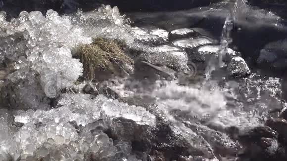 冰在太阳中飞溅视频的预览图