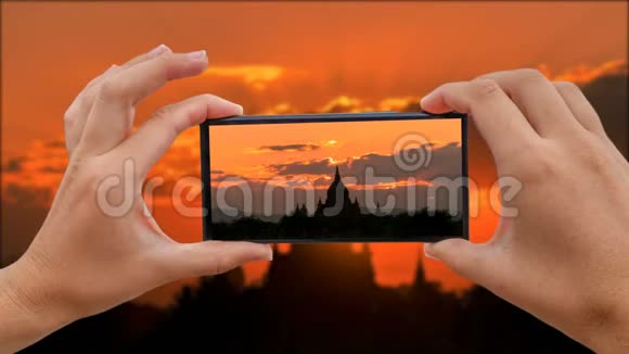 用移动电话拍摄日落照片的电影片段缅甸巴根视频的预览图