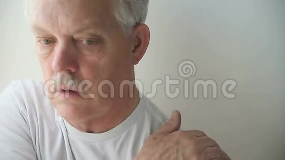 肩膀疼的人视频的预览图