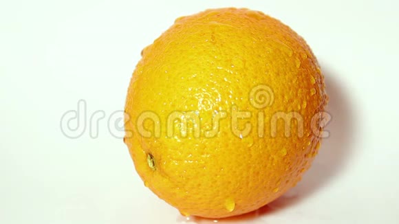 水滴顺着一个多汁的成熟橘子流下来视频的预览图