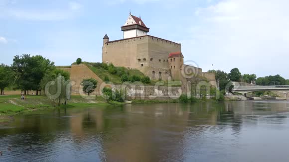 赫尔曼城堡在八月下午爱沙尼亚纳尔瓦视频的预览图