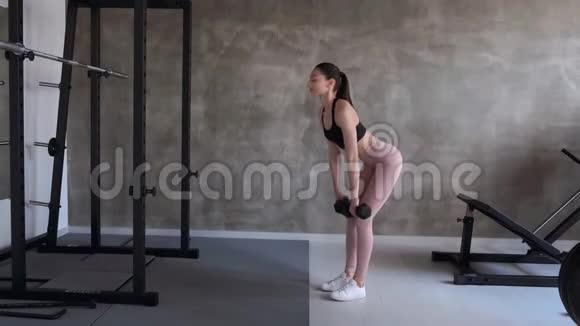 健身女孩锻炼和举重视频的预览图